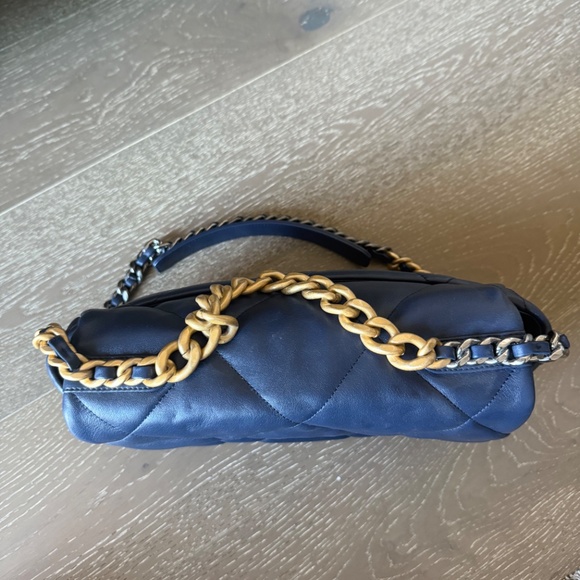 Chanel 19 Large Lambskin Flapbag in Bleu Marine - Picture 5 of 13